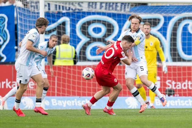 Axel Borgmann 20 FC Energie Cottbus in duel with Thore Jacobson 5 TSV 1860 Muenchen , TSV 1860 Muenchen vs Energie Cottbus, 3 Liga, 13 Spieltag, 01 11 2025 DFB regulations prohibit any use of photographs as image sequences and or quasi video Muenchen Bayern Germany Copyright: xkolbert-press UlrichxGamelx