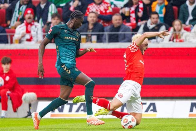 1 Soccer Bundesliga 1 FSV Mainz 05 Werder Bremen, 01 11 2025 Benedict Hollerbach 1 FSV Mainz 05, 17 and Karim Coulibaly SV Werder Bremen, 31 fight for the ball, the Bremen player only knows how to help himself with a foul Match from matchday 9 of the Soccer Bundesliga between 1 FSV Mainz 05 and Borussia Dortmund at the MEWA Arena on 27 09 2025 DFL DFB regulations prohibit any use of photographs as image sequences and or quasi video Copyright: xBEAUTIFULxSPORTS Hahnex