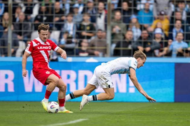 Clemens Lippmann 41 TSV 1860 Muenchen is fouled, stuerzt, TSV 1860 Muenchen vs Energie Cottbus, 3 Liga, 13 Spieltag, 01 11 2025 DFB regulations prohibit any use of photographs as image sequences and or quasi video Muenchen Bayern Germany Copyright: xkolbert-press UlrichxGamelx