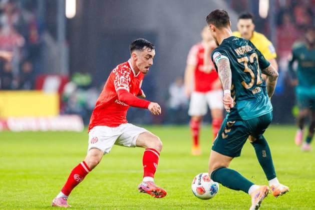 1 Soccer Bundesliga 1 FSV Mainz 05 Werder Bremen, 01 11 2025 Duel between Paul Nebel 1 FSV Mainz 05, 8 and Marco Friedl SV Werder Bremen, 32 Match of matchday 9 of the Soccer Bundesliga between 1 FSV Mainz 05 and Borussia Dortmund at the MEWA Arena on 27 09 2025 DFL DFB regulations prohibit any use of photographs as image sequences and or quasi video Copyright: xBEAUTIFULxSPORTS Hahnex