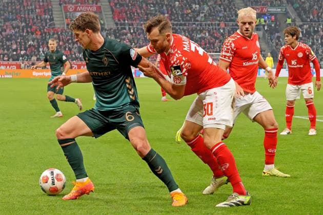 Mainz, Germany 01 November 2025 1 BL 2025 2026 FSV Mainz 05 vs SV Werder Bremen In picture from left in duel Jens Stage SVW vs Silvan Widmer Mainz DFL regulations prohibit any use of photographs as image sequences and or quasi video Mewa Arena Rheinland Pfalz Copyright: xFotostandx xRacochax