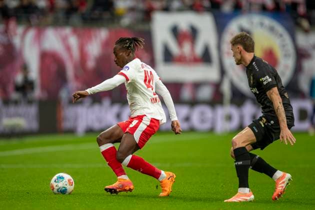 GER, Leipzig, Football, DFL Bundesliga, Matchday 9, RB Leipzig vs VFB Stuttgart pictured from l Yan Diomande RB Leipzig 49 , Ramon Hendriks VFB Stuttgart 03 , duel 01 11 2025, Red Bull Arena Leipzig DFL DFB REGULATIONS PROHIBIT ANY USE OF PHOTOGRAPHS AS IMAGE SEQUENCES AND OR QUASI VIDEO, Copyright: HMBxMedia PaulxFritz