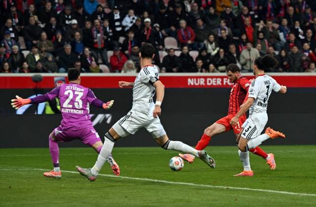 01 11 2025, xjhx, Fussball 1 Bundesliga, 1 FC Heidenheim Eintracht Frankfurt v l Michael Zetterer Eintracht Frankfurt , Budu Zivivadze 1 FC Heidenheim Goal scored, scores the goal to 1 0 DFL DFB REGULATIONS PROHIBIT ANY USE OF PHOTOGRAPHS as IMAGE SEQUENCES and or QUASI VIDEO Heidenheim