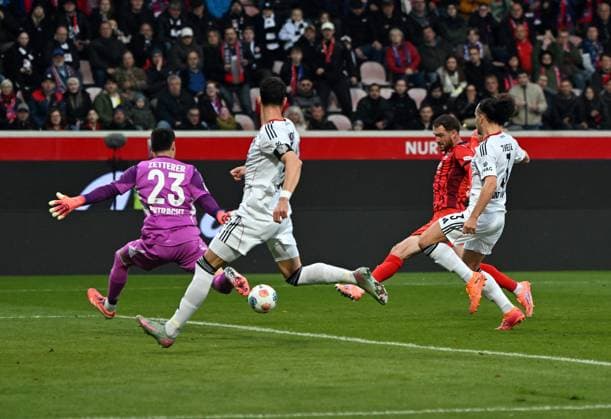 01 11 2025, xjhx, Fussball 1 Bundesliga, 1 FC Heidenheim Eintracht Frankfurt v l Michael Zetterer Eintracht Frankfurt , Budu Zivivadze 1 FC Heidenheim Goal scored, scores the goal to 1 0 DFL DFB REGULATIONS PROHIBIT ANY USE OF PHOTOGRAPHS as IMAGE SEQUENCES and or QUASI VIDEO Heidenheim