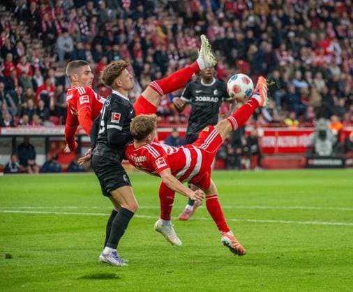 Soccer, Men, Season 2025 2026, 1 Bundesliga 9 Matchday , 1 FC Union Berlin SC Freiburg, f l Andrej Ilic 1 FC Union Berlin , Philipp Treu Freiburg , Andras Schäfer 1 FC Union with back kick, 01 11 2025, Copyright: xMatthiasxKochx