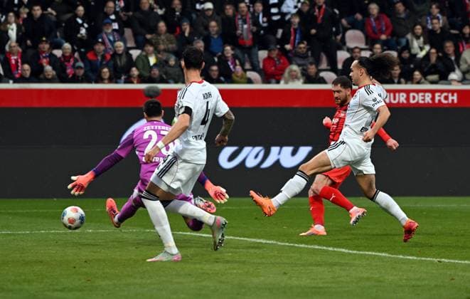 01 11 2025, xjhx, Fussball 1 Bundesliga, 1 FC Heidenheim Eintracht Frankfurt v l Michael Zetterer Eintracht Frankfurt , Budu Zivivadze 1 FC Heidenheim Goal scored, scores the goal to 1 0 DFL DFB REGULATIONS PROHIBIT ANY USE OF PHOTOGRAPHS as IMAGE SEQUENCES and or QUASI VIDEO Heidenheim