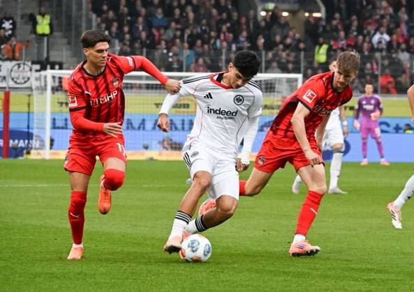 01 11 2025, xsltx, Soccer 1 Bundesliga, 1 FC Heidenheim Eintracht Frankfurt v l Mathias Honsak 1 FC Heidenheim 1846 , Can Uzun Eintracht Frankfurt , Julian Niehues 1 FC Heidenheim 1846 DFL DFB REGULATIONS PROHIBIT ANY USE OF PHOTOGRAPHS as IMAGE SEQUENCES and or QUASI VIDEO