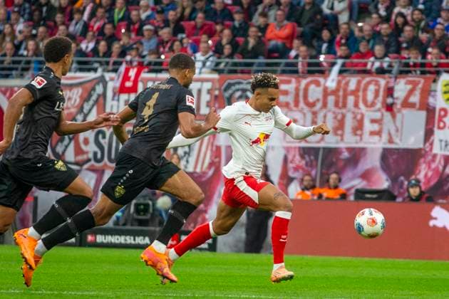 GER, Leipzig, Football, DFL Bundesliga, Matchday 9, RB Leipzig vs VFB Stuttgart pictured from l Josha Vagnoman VFB Stuttgart 04 , Antonio Nusa RB Leipzig 07 , duel 01 11 2025, Red Bull Arena Leipzig DFL DFB REGULATIONS PROHIBIT ANY USE OF PHOTOGRAPHS AS IMAGE SEQUENCES AND OR QUASI VIDEO, Copyright: HMBxMedia PaulxFritz