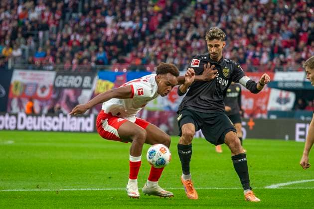 GER, Leipzig, Football, DFL Bundesliga, Matchday 9, RB Leipzig vs VFB Stuttgart pictured from l Assan Ouedraogo RB Leipzig 20 , Atakan Karazor VFB Stuttgart 16 , duel 01 11 2025, Red Bull Arena Leipzig DFL DFB REGULATIONS PROHIBIT ANY USE OF PHOTOGRAPHS AS IMAGE SEQUENCES AND OR QUASI VIDEO, Copyright: HMBxMedia PaulxFritz