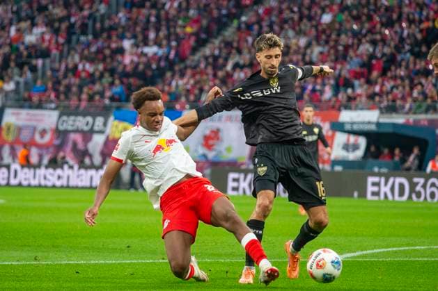 GER, Leipzig, Football, DFL Bundesliga, Matchday 9, RB Leipzig vs VFB Stuttgart in picture v l rb20 Atakan Karazor VFB Stuttgart 16 , duel 01 11 2025, Red Bull Arena Leipzig DFL DFB REGULATIONS PROHIBIT ANY USE OF PHOTOGRAPHS AS IMAGE SEQUENCES AND OR QUASI VIDEO, Copyright: HMBxMedia PaulxFritz