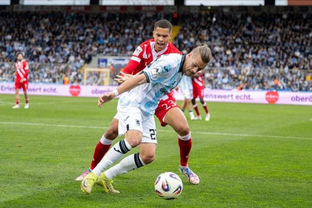 Sigurd Haugen 22 TSV 1860 Muenchen in duel with Nyamekye Awortwie Grant 23 FC Energie Cottbus , TSV 1860 Muenchen vs Energie Cottbus, 3 Liga, 13 Matchday, 01 11 2025 DFB regulations prohibit any use of photographs as image sequences and or quasi video Muenchen Bayern Germany Copyright: xkolbert-press UlrichxGamelx