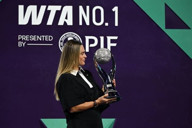 WTA, Tennis Damen Finals 2025 - Day One RIYADH, SAUDI ARABIA NOVEMBER 1, 2025: Aryna Sabalenka receives a special trophy for securing the year-end No. 1 WTA ranking after a season that included four titles, Grand Slam victories, and consistent performances, at King Saud University Indoor Arena in Riyadh, Saudi Arabia, on November 1, 2025. RIyadh Saudi Arabia  Copyright: xSTRx originalFilename:str-wtafinal251101_np3Wl.jpg
