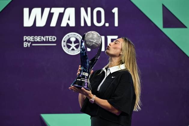 WTA, Tennis Damen Finals 2025 - Day One RIYADH, SAUDI ARABIA NOVEMBER 1, 2025: Aryna Sabalenka receives a special trophy for securing the year-end No. 1 WTA ranking after a season that included four titles, Grand Slam victories, and consistent performances, at King Saud University Indoor Arena in Riyadh, Saudi Arabia, on November 1, 2025. RIyadh Saudi Arabia  Copyright: xSTRx originalFilename:str-wtafinal251101_npllN.jpg