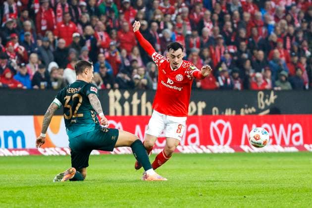 Marco Friedl SV Werder Bremen, 32 and Paul Nebel 1 FSV Mainz, 08 in duel , Germany, Soccer, 1 Bundesliga, 9 Matchday, 2025 2026, 1 FSV Mainz vs Werder Bremen, 01 11 2025, Mewa Arena, Mainz, Germany Mainz Mewa Arena Rheinland Pfalz Germany Copyright: xGrantxHubbsx