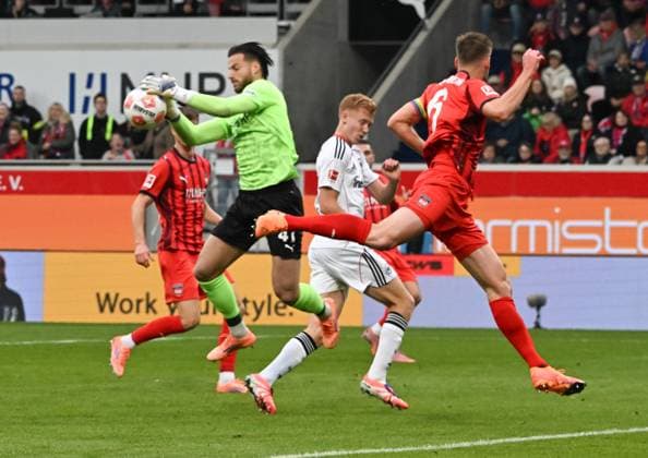 01 11 2025, xsltx, Soccer 1 Bundesliga, 1 FC Heidenheim Eintracht Frankfurt v l Diant Ramaj 1 FC Heidenheim packs before Hugo Larsson Eintracht Frankfurt to DFL DFB REGULATIONS PROHIBIT ANY USE OF PHOTOGRAPHS as IMAGE SEQUENCES and or QUASI VIDEO