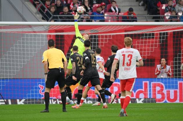 Alexander Nuebel Goalkeeper, VfB Stuttgart with brilliant save RB Leipzig vs VfB Stuttgart, Football, 1 Bundesliga, Matchday 9, Season 2025 2026, 01 11 2025 DFB DFL REGULATIONS PROHIBIT ANY USE OF PHOTOGRAPHS AS IMAGE SEQUENCES AND OR QUASI VIDEO RB Leipzig vs VfB Stuttgart, Football, 1 Bundesliga, Matchday 9, Season 2025 2026, 01 11 2025 Leipzig Copyright: xEibner-Pressefoto BertxHarzerx EP_BHR