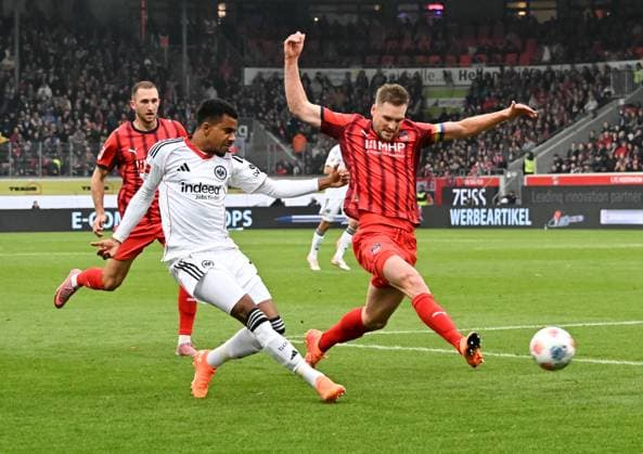 01 11 2025, xsltx, Football 1 Bundesliga, 1 FC Heidenheim Eintracht Frankfurt v l Ansgar Knauff Eintracht Frankfurt , Patrick Mainka 1 FC Heidenheim 1846 DFL DFB REGULATIONS PROHIBIT ANY USE OF PHOTOGRAPHS as IMAGE SEQUENCES and or QUASI VIDEO