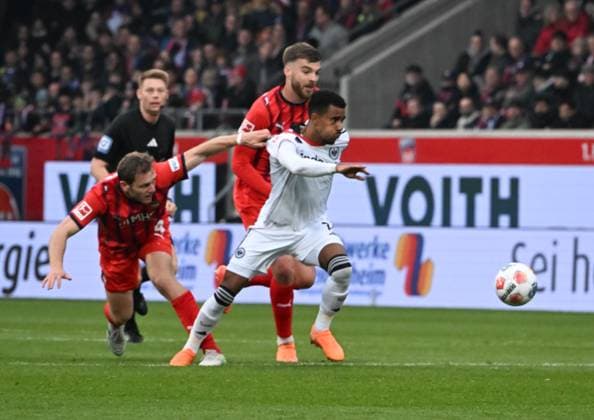 01 11 2025, xsltx, Soccer 1 Bundesliga, 1 FC Heidenheim Eintracht Frankfurt v l Tim Siersleben 1 FC Heidenheim 1846 , Julian Niehues 1 FC Heidenheim 1846 , Ansgar Knauff Eintracht Frankfurt DFL DFB REGULATIONS PROHIBIT ANY USE OF PHOTOGRAPHS as IMAGE SEQUENCES and or QUASI VIDEO