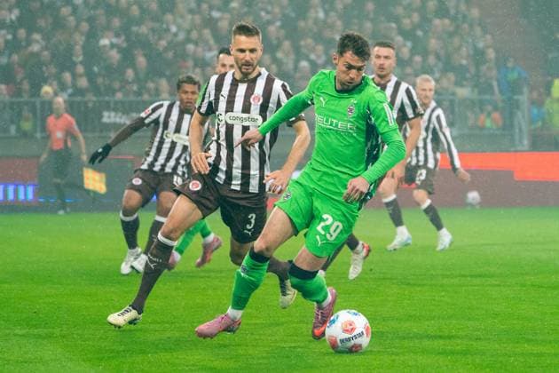 Joe Scally Borussia Moenchengladbach, 29 dribbling against Karol Mets FC St Pauli, 03 , GER, FC St Pauli vs Borussia Moenchengladbach, Football, Bundesliga, Matchday 9, Season 2025 2026, 01 11 2025 DFL REGULATES PROHIBIT ANY USE OF PHOTOGRAPHS AS IMAGE SEQUENCES AND OR QUASI VIDEO GER, FC St Pauli vs Borussia Moenchengladbach, Football, Bundesliga, Matchday 9, Season 2025 2026, 01 11 2025 Hamburg Copyright: xEibner-Pressefoto MaxxVincenx EP_MVN