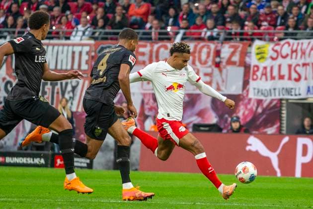 GER, Leipzig, Football, DFL Bundesliga, Matchday 9, RB Leipzig vs VFB Stuttgart pictured from l Josha Vagnoman VFB Stuttgart 04 , Antonio Nusa RB Leipzig 07 , duel 01 11 2025, Red Bull Arena Leipzig DFL DFB REGULATIONS PROHIBIT ANY USE OF PHOTOGRAPHS AS IMAGE SEQUENCES AND OR QUASI VIDEO, Copyright: HMBxMedia PaulxFritz
