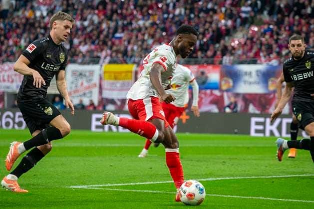 GER, Leipzig, Soccer, DFL Bundesliga, Matchday 9, RB Leipzig vs VFB Stuttgart in picture v l Ridle Baku RB Leipzig 17 , Goal shot 01 11 2025, Red Bull Arena Leipzig DFL DFB REGULATIONS PROHIBIT ANY USE OF PHOTOGRAPHS AS IMAGE SEQUENCES AND OR QUASI VIDEO, Copyright: HMBxMedia PaulxFritz