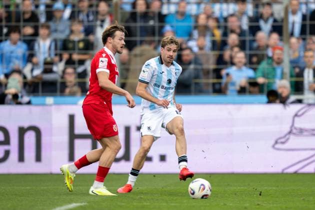 David Philipp 8 TSV 1860 Muenchen in duel, TSV 1860 Muenchen vs Energie Cottbus, 3 Liga, 13 Matchday, 01 11 2025 DFB regulations prohibit any use of photographs as image sequences and or quasi video Muenchen Bayern Germany Copyright: xkolbert-press UlrichxGamelx