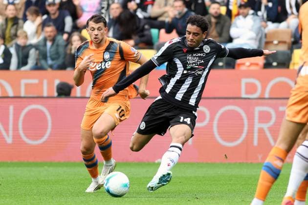 Udinese s Arthur Atta fights for the ball with Atalanta s Lazar Samardzic during the Serie A soccer match between Udinese and Atalanta at the Bluenergy Stadium in Udine, north east Italy - Saturday, November 01,2025 - soccer  Copyright: xAndreaxBressanutti LaPressex