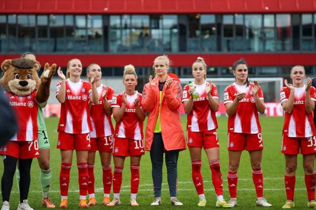 Germany 1 Womens Bundesliga 2025 26, 8 Matchday FC Bayern Munich Women vs SGS Essen Women, FC Bayern Campus Stadion Munich Celebration with the fans after victory against SGS Essen Munich FC Bayern Campus Stadion Bayern Germany Copyright: xBenedictxChristx