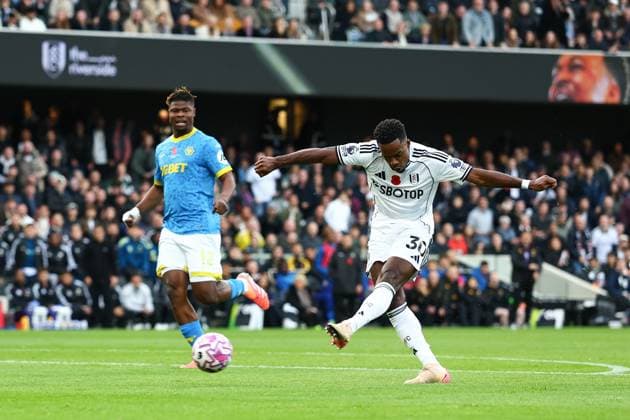 Ryan Sessegnon of Fulham scoring a goal (1-0) Fulham v Wolverhampton Wanderers, Premier League, Football, Craven Cottage, London, UK - 01 Nov 2025London Craven Cottage United Kingdom EDITORIAL USE ONLY No use with unauthorised audio, video, data, fixture lists, club league logos or live services. Online in-match use limited to 120 images, no video emulation. No use in betting, games or single club league player publications. Copyright: xSimonxDael Shutterstockx 15639934ah