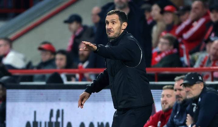 Coach Julian Schuster gives instructions Action upper body Sport Football Soccer Bundesliga Men DFL 9 Matchday Season 2025 2026 01 11 2025 1 FC Union Berlin FCU vs SC Freiburg SCF DFL regulations prohibit any use of photographs as image sequences and or quasi video
