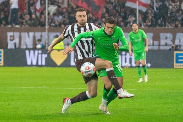 Florian Neuhaus Borussia Moenchengladbach, 10 in duel, fight for the ball with Hauke Wahl FC St Pauli, 05 , GER, FC St Pauli vs Borussia Moenchengladbach, Football, Bundesliga, Matchday 9, Season 2025 2026, 01 11 2025 DFL REGULATES PROHIBIT ANY USE OF PHOTOGRAPHS AS IMAGE SEQUENCES AND OR QUASI VIDEO GER, FC St Pauli vs Borussia Moenchengladbach, Football, Bundesliga, Matchday 9, Season 2025 2026, 01 11 2025 Hamburg Copyright: xEibner-Pressefoto MaxxVincenx EP_MVN
