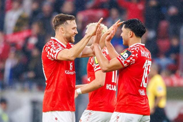 1 Soccer Bundesliga 1 FSV Mainz 05 Werder Bremen, 01 11 2025 Silvan Widmer 1 FSV Mainz 05, 30 scores the first goal of the match and gives Mainz a 1 0 lead Goal Goal celebration Emotion Match of matchday 9 of the Soccer Bundesliga between 1 FSV Mainz 05 and Borussia Dortmund at the MEWA Arena on 27 09 2025 DFL DFB regulations prohibit any use of photographs as image sequences and or quasi video Copyright: xBEAUTIFULxSPORTS Hahnex