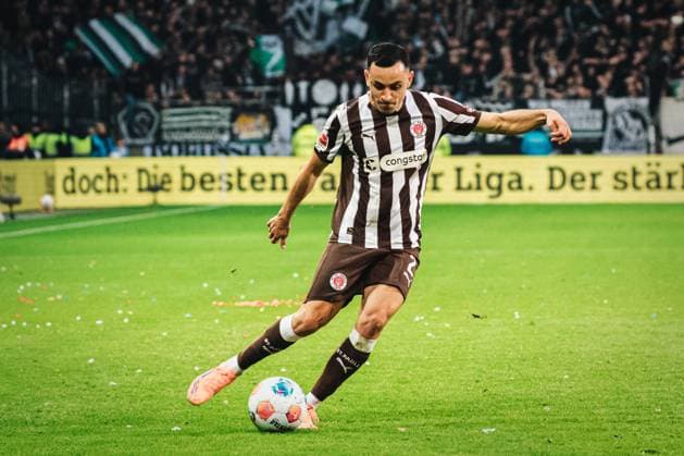 1 Bundesliga FC St Pauli Borussia Mönchengladbach, 01 11 25 Manolis Saliakas FC St Pauli, 2 flanks the ball Football, 1 Bundesliga 2025 2026, 9 Matchday FC St Pauli Borussia Mönchengladbach on 01 11 2025 at Millerntor Stadion, Hamburg DFB DFL REGULATIONS PROHIBIT ANY USE OF PHOTOGRAPHS AS IMAGE SEQUENCES AND OR QUASI VIDEO Copyright: xBEAUTIFULxSPORTS Tonhäuserx