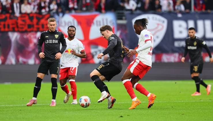 RB Leipzig Stuttgart Bundesliga Leipzig, 01 11 2025, Red Bull Arena, Football, Bundesliga, Matchday 9 , RB Leipzig vs VfB Stuttgart , Pictured f l Angelo Stiller mi , 6, Stuttgart in front of Yan Diomande 49, RB Leipzig , Picture Point