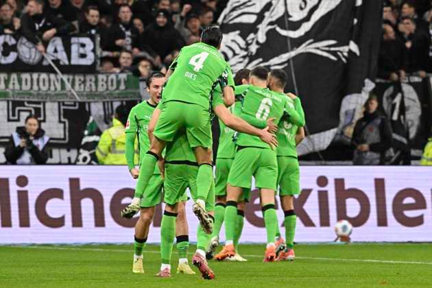 GER 1 FBL, FC St Pauli vs Borussia Moenchengladbach 01 11 2025, Millerntorstadion, Hamburg, GER 1 FBL, FC St Pauli vs Borussia Moenchengladbach in the picture Haris Tabakovic Moenchengladbach 15 shoots the goal to 1 0 for Moenchengladbach past goalkeeper Nikola Vasilj Pauli 22 and referee Robert Hartmann reviews the goal Then he cheers with the whole team nordphotoxGmbH xWitke nph00002