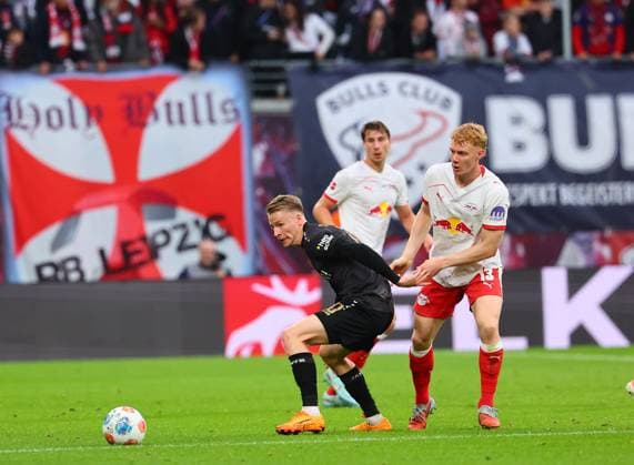 RB Leipzig Stuttgart Bundesliga Leipzig, 01 11 2025, Red Bull Arena, Football, Bundesliga, Matchday 9 , RB Leipzig vs VfB Stuttgart , In the picture from l Chris Führich Fuehrich 10, Stuttgart ß and Nicolas Seiwald 13, RB Leipzig , Picture Point