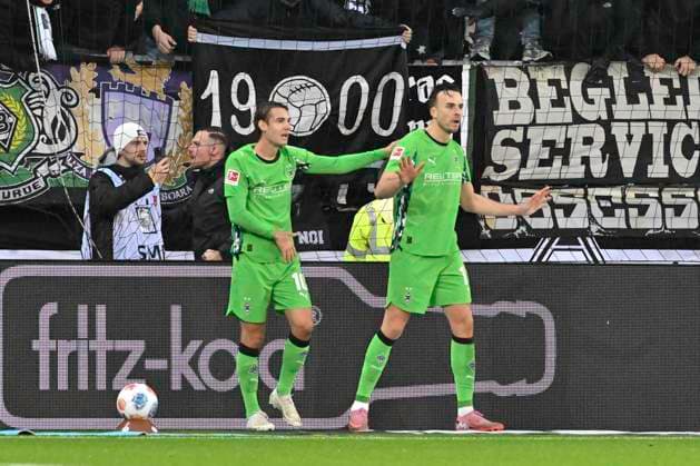 GER 1 FBL, FC St Pauli vs Borussia Moenchengladbach 01 11 2025, Millerntorstadion, Hamburg, GER 1 FBL, FC St Pauli vs Borussia Moenchengladbach in the picture Haris Tabakovic Moenchengladbach 15 shoots the goal to 1 0 for Moenchengladbach past goalkeeper Nikola Vasilj Pauli 22 and referee Robert Hartmann reviews the goal nordphotoxGmbH xWitke nph00002