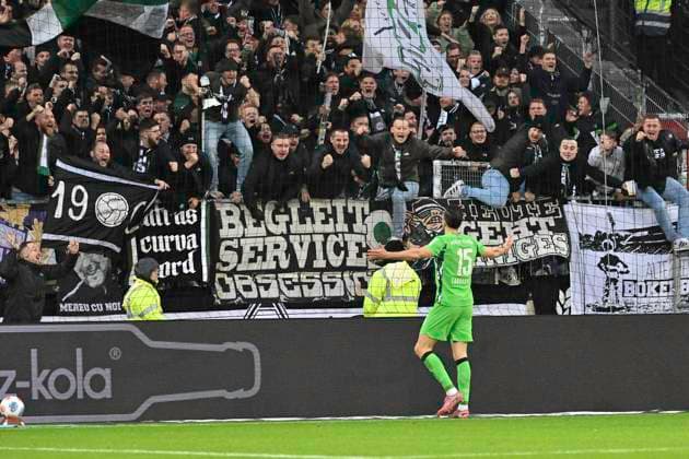 GER 1 FBL, FC St Pauli vs Borussia Moenchengladbach 01 11 2025, Millerntorstadion, Hamburg, GER 1 FBL, FC St Pauli vs Borussia Moenchengladbach in the picture Haris Tabakovic Moenchengladbach 15 shoots the goal to 1 0 for Moenchengladbach past goalkeeper Nikola Vasilj Pauli 22 and cheers with the fans nordphotoxGmbH xWitke nph00002