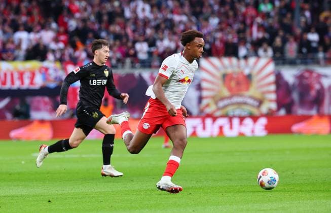 RB Leipzig Stuttgart Bundesliga Leipzig, 01 11 2025, Red Bull Arena, Football, Bundesliga, Matchday 9 , RB Leipzig vs VfB Stuttgart , Pictured Assan Ouedraogo 20, RB Leipzig in front of Angelo Stiller 6, Stuttgart , Picture Point