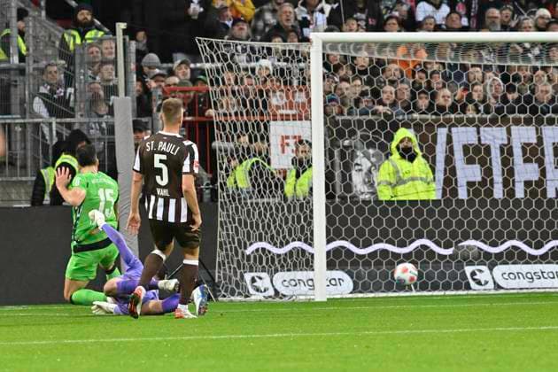 GER 1 FBL, FC St Pauli vs Borussia Moenchengladbach 01 11 2025, Millerntorstadion, Hamburg, GER 1 FBL, FC St Pauli vs Borussia Moenchengladbach in the picture Haris Tabakovic Moenchengladbach 15 shoots the goal to 1 0 for Moenchengladbach past goalkeeper Nikola Vasilj Pauli 22 nordphotoxGmbH xWitke nph00002