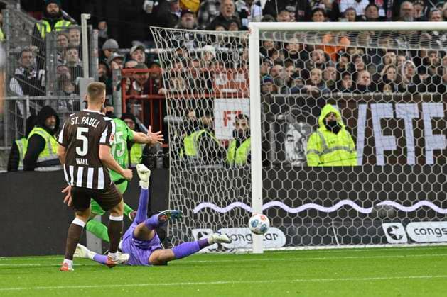 GER 1 FBL, FC St Pauli vs Borussia Moenchengladbach 01 11 2025, Millerntorstadion, Hamburg, GER 1 FBL, FC St Pauli vs Borussia Moenchengladbach in the picture Haris Tabakovic Moenchengladbach 15 shoots the goal to 1 0 for Moenchengladbach past goalkeeper Nikola Vasilj Pauli 22 nordphotoxGmbH xWitke nph00002