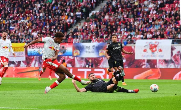 RB Leipzig Stuttgart Bundesliga Leipzig, 01 11 2025, Red Bull Arena, Football, Bundesliga, Matchday 9 , RB Leipzig vs VfB Stuttgart , Pictured from l Assan Ouedraogo 20, RB Leipzig and Jeff Chabot 24, Stuttgart , Picture Point