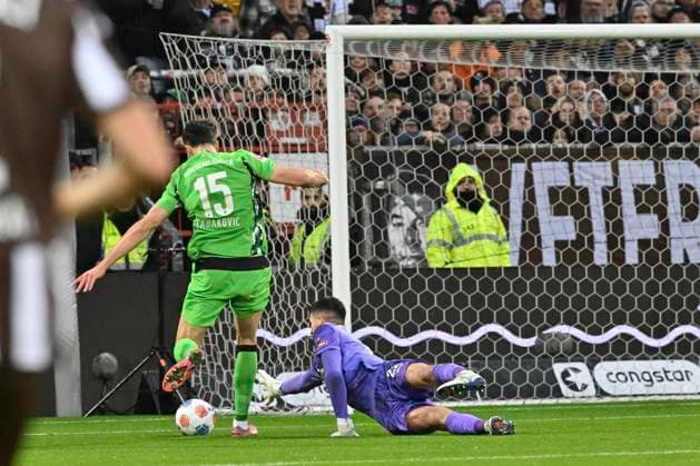 GER 1 FBL, FC St Pauli vs Borussia Moenchengladbach 01 11 2025, Millerntorstadion, Hamburg, GER 1 FBL, FC St Pauli vs Borussia Moenchengladbach in the picture Haris Tabakovic Moenchengladbach 15 shoots the goal to 1 0 for Moenchengladbach past goalkeeper Nikola Vasilj Pauli 22 nordphotoxGmbH xWitke nph00002