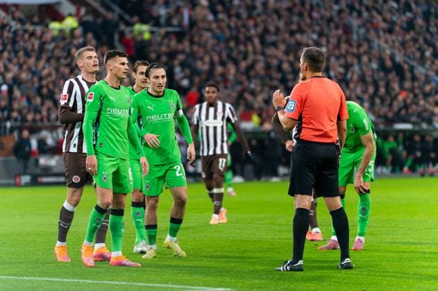 VAR decision, video referee, video evidence, goal awarded, goal for 0 1 Haris Tabakovic Borussia Moenchengladbach, 15 , GER, FC St Pauli vs Borussia Moenchengladbach, Football, Bundesliga, Matchday 9, Season 2025 2026, 01 11 2025 DFL REGULATES PROHIBIT ANY USE OF PHOTOGRAPHS AS IMAGE SEQUENCES AND OR QUASI VIDEO GER, FC St Pauli vs Borussia Moenchengladbach, Football, Bundesliga, Matchday 9, Season 2025 2026, 01 11 2025 Hamburg Copyright: xEibner-Pressefoto MaxxVincenx EP_MVN