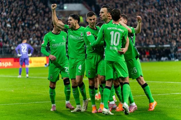 VAR decision, video referee, video evidence goal, goal for 0 1, Joe Scally Borussia Moenchengladbach, 29 , Florian Neuhaus Borussia Moenchengladbach, 10 , Haris Tabakovic Borussia Moenchengladbach, 15 , Nico Elvedi Borussia Moenchengladbach, 30 cheers, GER, FC St Pauli vs Borussia Moenchengladbach, Football, Bundesliga, Matchday 9, Season 2025 2026, 01 11 2025 DFL REGULATIONS PROHIBIT ANY USE OF PHOTOGRAPHS AS IMAGE SEQUENCES AND OR QUASI VIDEO GER, FC St Pauli vs Borussia Moenchengladbach, Football, Bundesliga, Matchday 9, Season 2025 2026, 01 11 2025 Hamburg Copyright: xEibner-Pressefoto MaxxVincenx EP_MVN