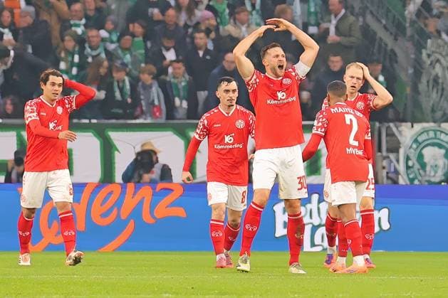 Mainz, Germany 01 November 2025 1 BL 2025 2026 FSV Mainz 05 vs SV Werder Bremen In the picture goal scorer Silvan Widmer Mainz 3 v li is happy about his goal for 1 0 DFL regulations prohibit any use of photographs as image sequences and or quasi video Mewa Arena Rheinland Pfalz Copyright: xFotostandx xRacochax