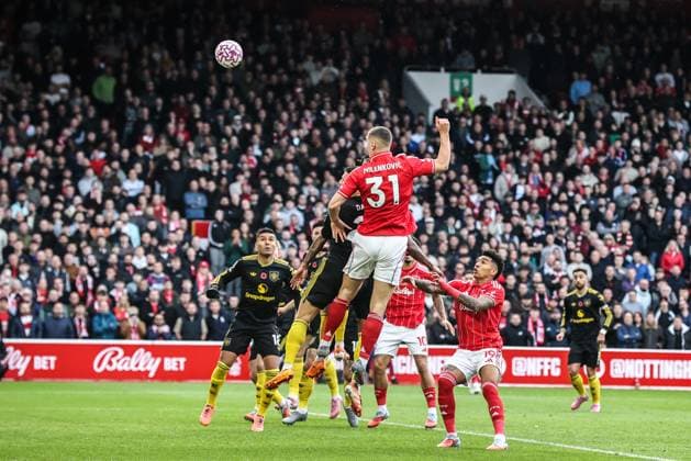 Premier League Nottingham Forest v Manchester United, ManU Nikola Milenkovic of Nottingham Forest heads on goal during the Premier League match Nottingham Forest vs Manchester United at City Ground, Nottingham, United Kingdom, 1st November 2025 (Photo by Alfie Cosgrove News Images) Nottingham City Ground Nottinghamshire United Kingdom Copyright: xAlfiexCosgrove NewsxImagesx