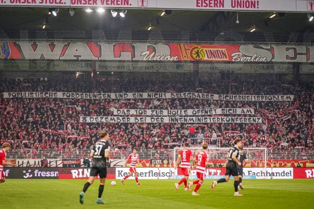 Germany Football Bundesliga 2025 26, 9 Matchday 1 FC Union Berlin vs SC Freiburg An der Alten Försterei Berlin Fan choreography by Union Berlin supporters with political message against security measures in the stadium Banner with text Populist demands and an unprovable security problem Emotional atmosphere, red scarves, packed stands, home match atmosphere Keywords Union Berlin, Bundesliga, fans, protest, politics, conference of interior ministers, soccer, Berlin Berlin Germany Copyright: xJOERANxSTEINSIEKx