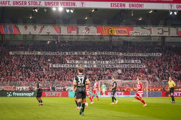 Germany Football Bundesliga 2025 26, 9 Matchday 1 FC Union Berlin vs SC Freiburg An der Alten Försterei Berlin Fan choreography by Union Berlin supporters with political message against security measures in the stadium Banner with text Populist demands and an unprovable security problem Emotional atmosphere, red scarves, packed stands, home match atmosphere Keywords Union Berlin, Bundesliga, fans, protest, politics, conference of interior ministers, soccer, Berlin Berlin Germany Copyright: xJOERANxSTEINSIEKx