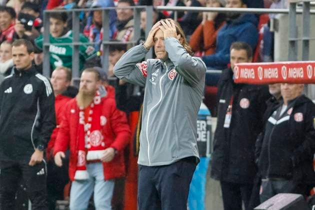 Bo Henriksen 1 FSV Mainz, Coach , Germany, Football, 1 Bundesliga, 9 Matchday, 2025 2026, 1 FSV Mainz vs Werder Bremen, 01 11 2025, Mewa Arena, Mainz, Germany Mainz Mewa Arena Rheinland Pfalz Germany Copyright: xGrantxHubbsx